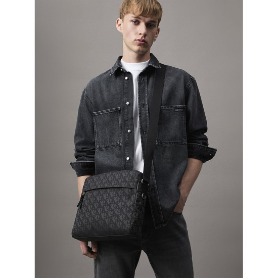 Calvin Klein Τσάντα ώμου Unstructured Monogram Flight Bag